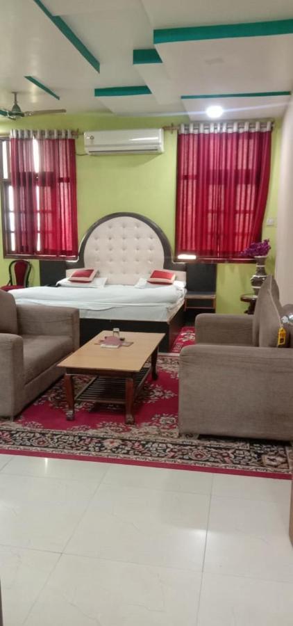 Jaya Palace Hotel By Wb Inn Dhaulpur Exterior photo